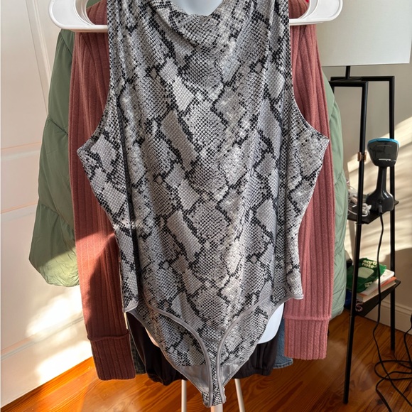 SKIMS Cling Matte Boatneck Bodysuit – Chrome Snakeskin Print (XL) - Picture 2 of 4